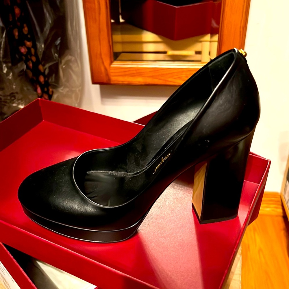 Salvatore Ferragamo black 4.5” heel round toe platform shoes size 8 C